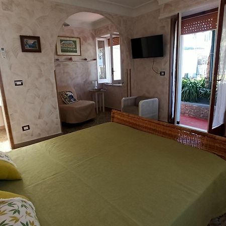 Villa Dei Fiori B&B กาปรี ภายนอก รูปภาพ