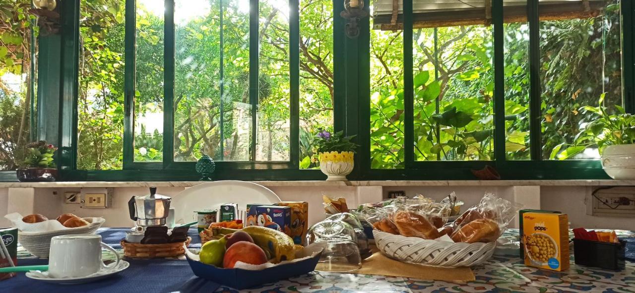 Villa Dei Fiori B&B กาปรี ภายนอก รูปภาพ